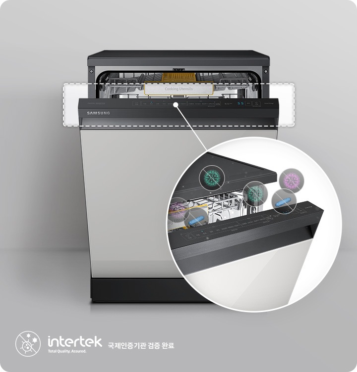 새틴 화이트 컬러 식기세척기 도어가 30프로 열려 있고 핸들부를 확대하여 항균 되는 모습이 보여집니다.