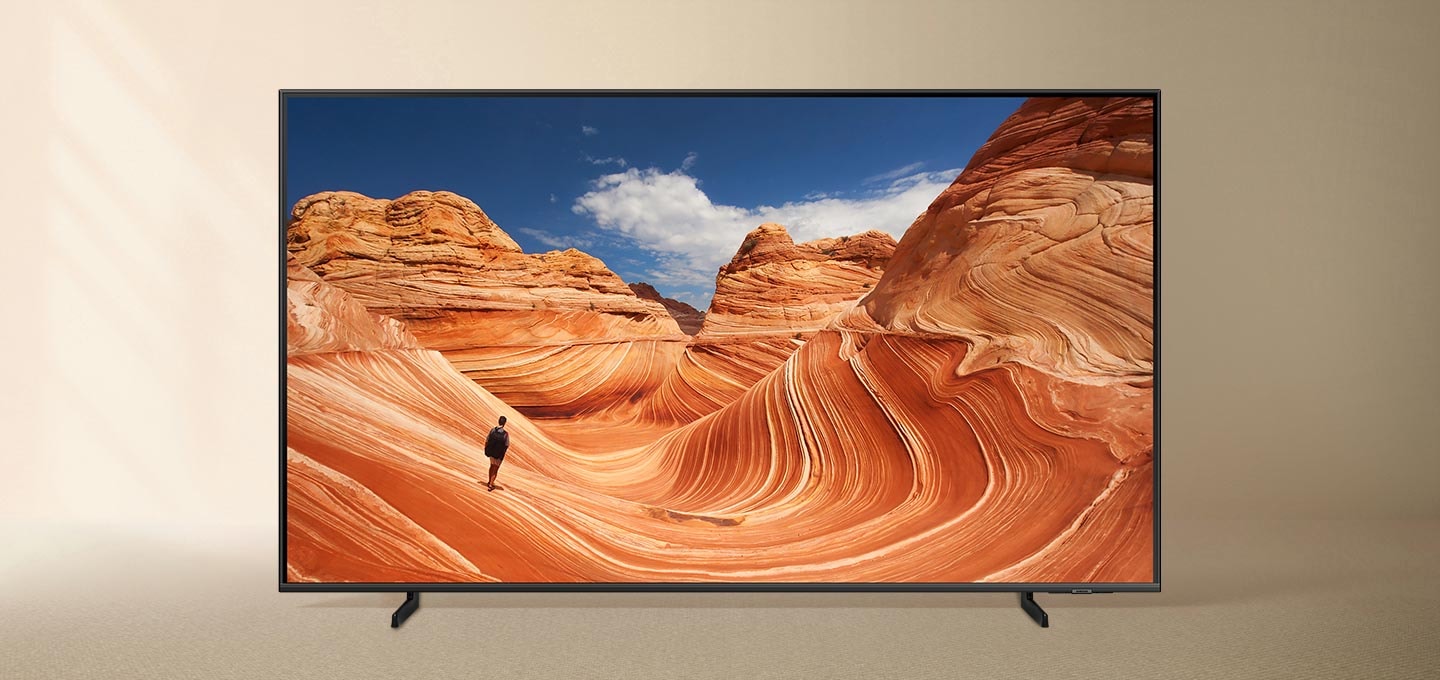 QLED QB60 제품 정면 이미지가 보입니다. 화면에는 붉은 사막 풍경과 남성이 서 있는 모습이 보입니다.