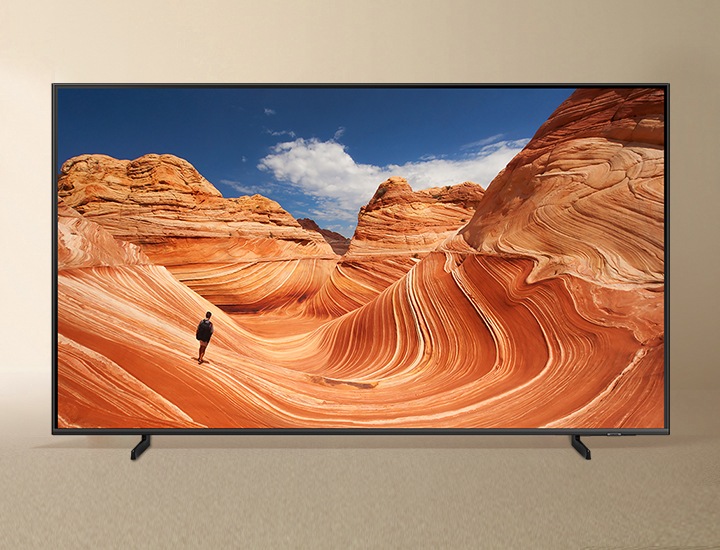 QLED QB60 제품 정면 이미지가 보입니다. 화면에는 붉은 사막 풍경과 남성이 서 있는 모습이 보입니다.