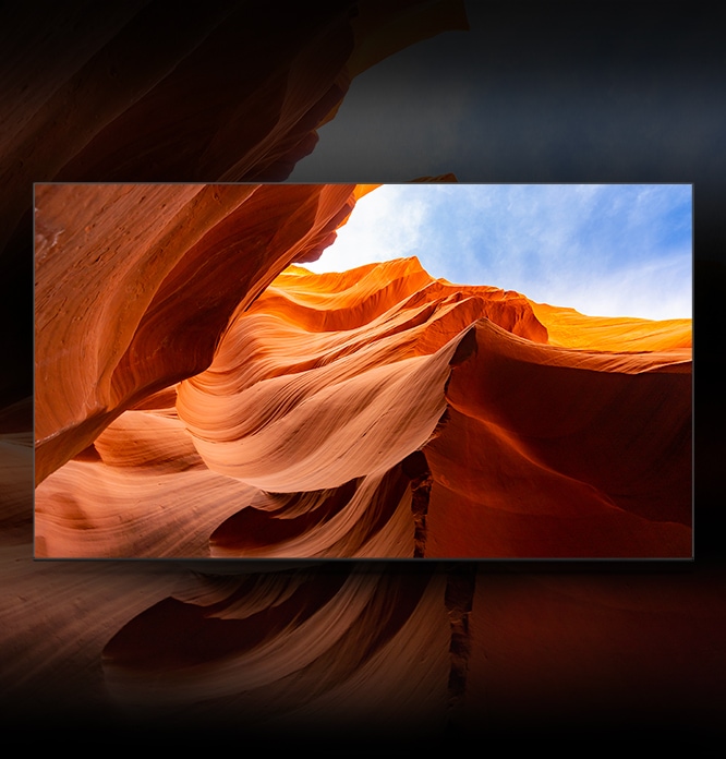 TV 화면속 붉은 사막 이미지가 보이고 TV 주변으로 붉은색 빛번짐효과가 표현되어 있습니다.