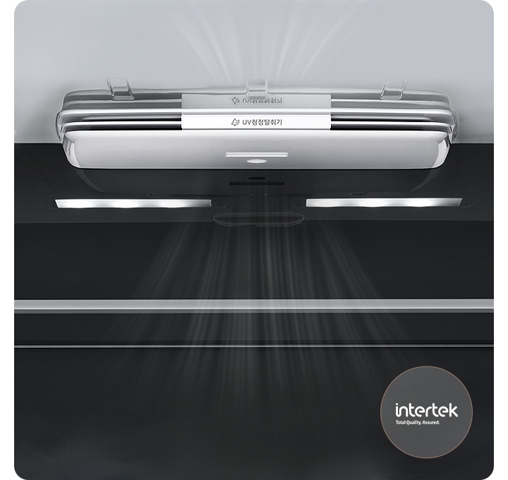 냉장고 상칸 안쪽의 UV 청정탈취기를 확대되어있고, 탈취기 위/아래에서 공기가 나오는 듯한 모습이 보입니다. 우측 하단에는 intertek 로고가 있습니다.