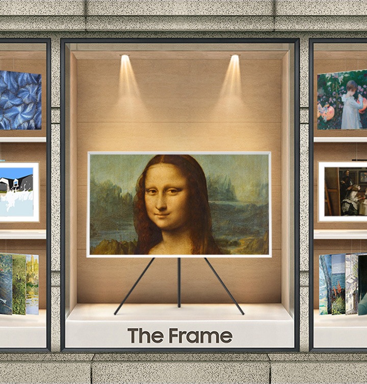 공간위에 The Frame 이 올려져있고 온스크린에는 모나리자 그림이 합성되어 있습니다. 하단에는 The Frame 텍스트가 있습니다.