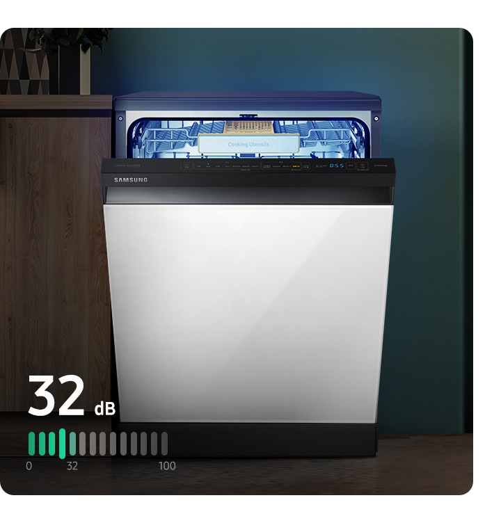 어두운 주방에서 글램 화이트 식기세척기의 도어가 30프로 열려 있습니다. 32dB 소리 인포그래픽이 좌측하단에 레벨로 보여집니다.