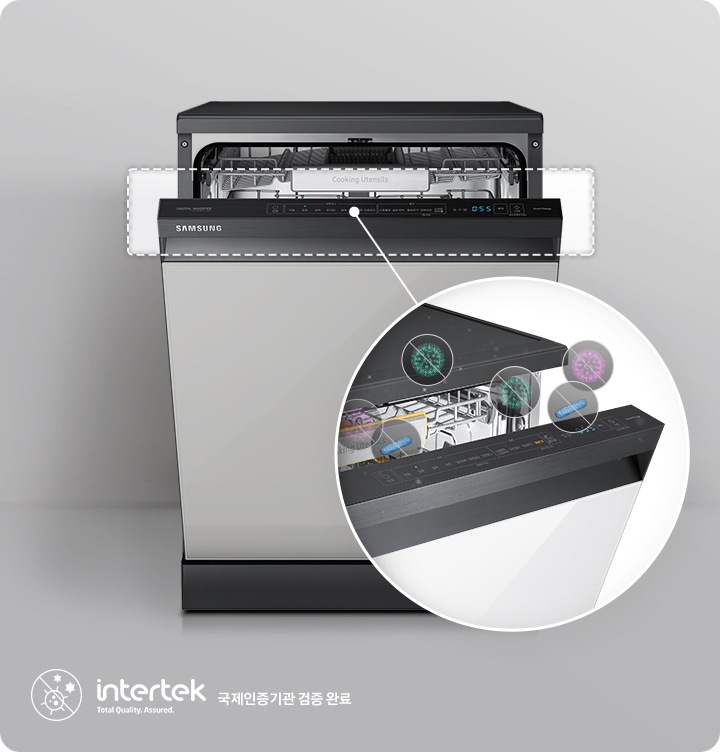 글램 화이트 식기세척기 도어가 30프로 열려 있고 핸들부를 확대하여 항균 되는 모습이 보여집니다.