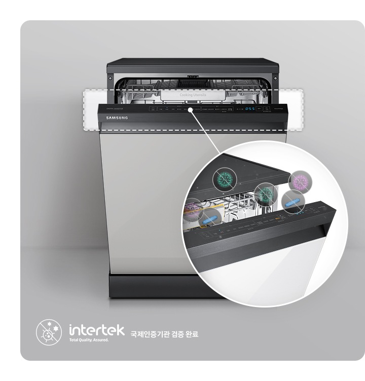 글램 화이트 식기세척기 도어가 30프로 열려 있고 핸들부를 확대하여 항균 되는 모습이 보여집니다.