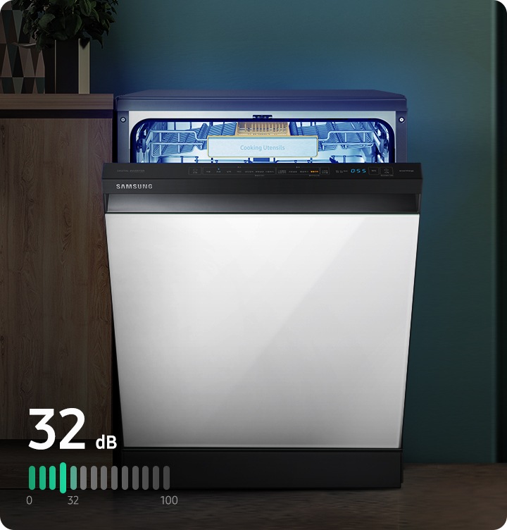 어두운 주방에서 글램 화이트 식기세척기의 도어가 30프로 열려 있습니다. 32dB 소리 인포그래픽이 좌측하단에 레벨로 보여집니다.