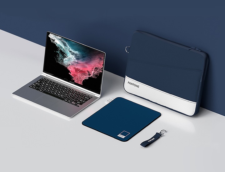 팬톤 디자인의 노트북 파우치, 마우스 패드, 핸드 스트랩이 보입니다.