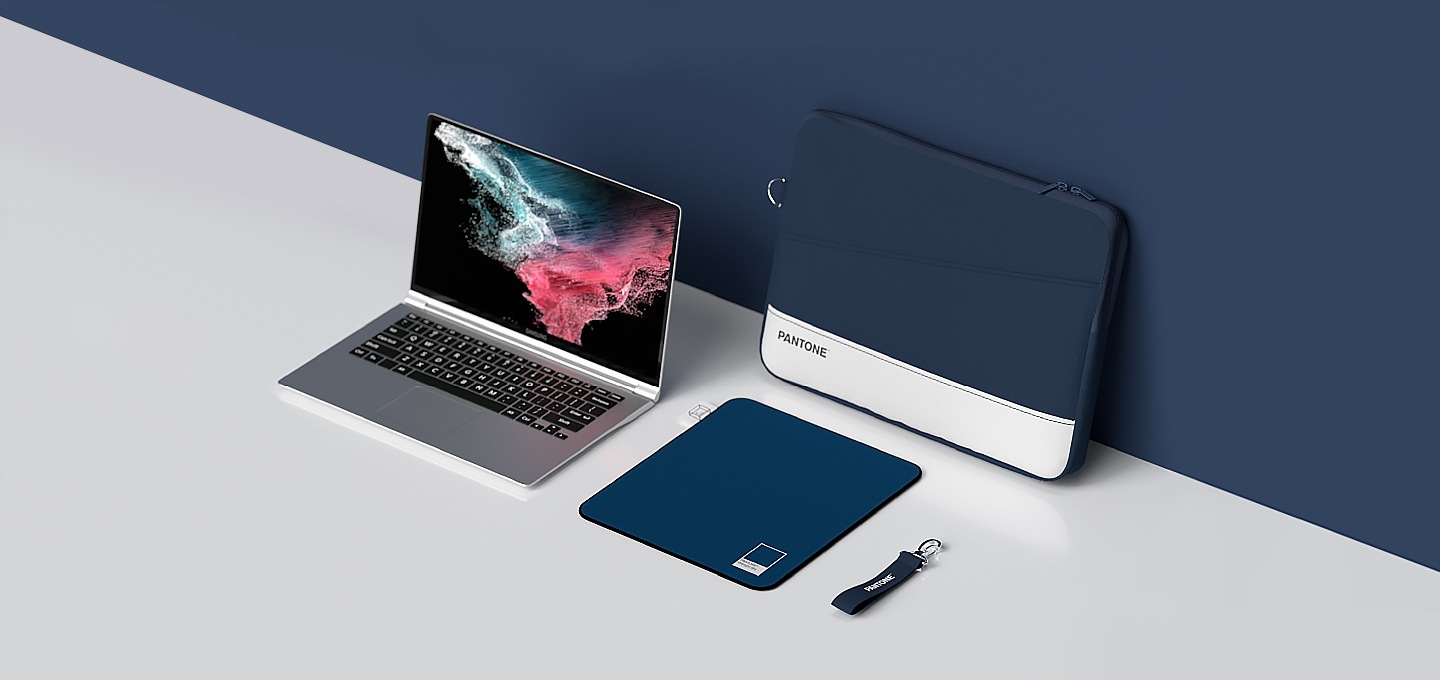 팬톤 디자인의 노트북 파우치, 마우스 패드, 핸드 스트랩이 보입니다.