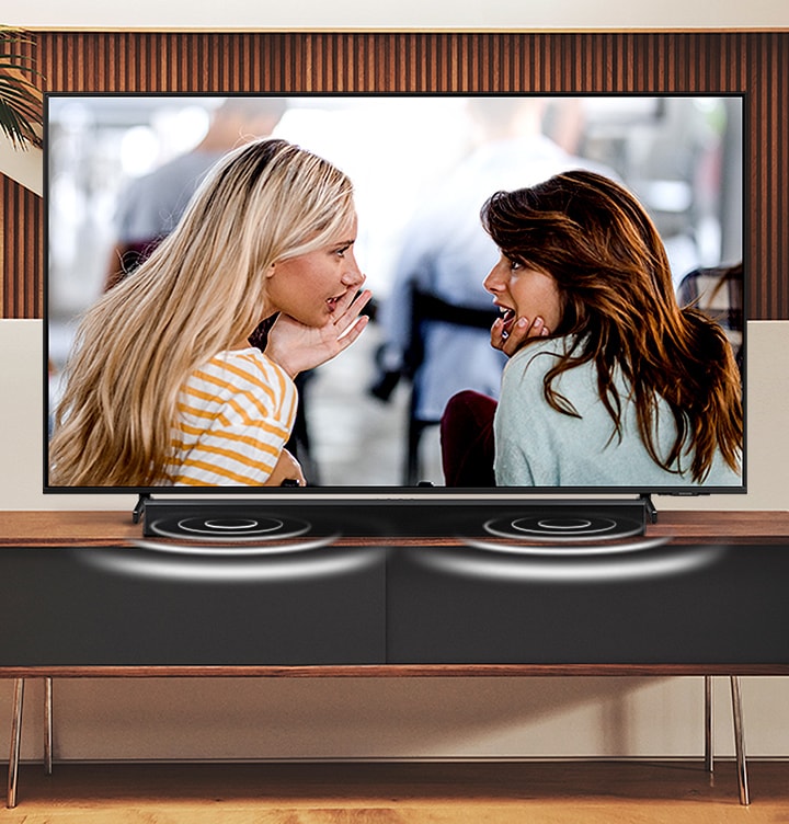 TV 화면에 여성들이 대화를 하는 화면이 보이고 사운드바 중앙에는 하얀색 음파가 보입니다.