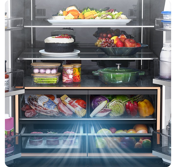 선반, 수납존, 도어빈에 식품과 음료가 모두 수납되어 있는 냉장고 블랙 글래스 내상이 확대되어 있습니다. 육류, 과일이 수납된 멀티 팬트리가 열려있고 그 위로 공기가 탈취기 안쪽으로 빨려드는 효과가 표현되어 있습니다.