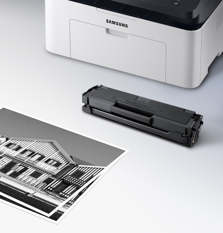 이미지 오른쪽 상단에 프린트 오른쪽에서 바라본 이미지가 있으며 프린트 이미지 오른쪽 하단 부분에 위에서 내려본 토너의 이미지가 있는 이미지 입니다. 토너의 제품 이미지 하단에는 주택의 정면 이미지가 출력된 출력물이 있습니다.