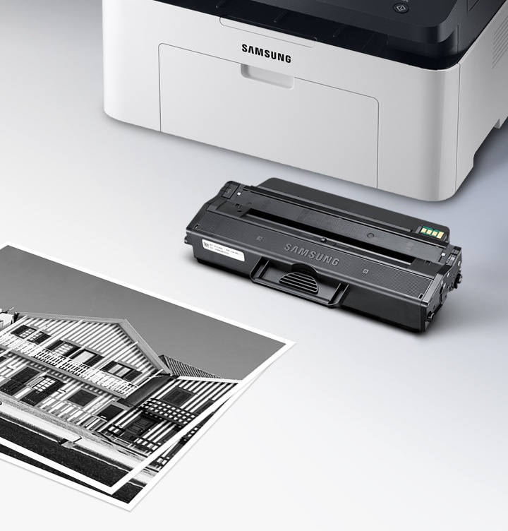 이미지 오른쪽 상단에 프린트 오른쪽에서 바라본 이미지가 있으며 프린트 이미지 오른쪽 하단 부분에 위에서 내려본 토너의 이미지가 있는 이미지 입니다. 토너의 제품 이미지 하단에는 주택의 정면 이미지가 출력된 출력물이 있습니다.