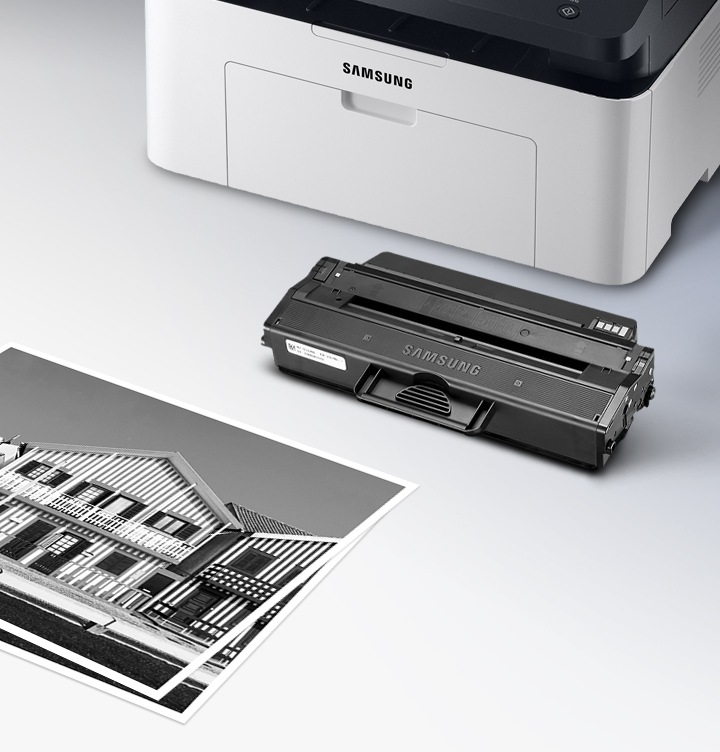 이미지 오른쪽 상단에 프린트 오른쪽에서 바라본 이미지가 있으며 프린트 이미지 오른쪽 하단 부분에 위에서 내려본 토너의 이미지가 있는 이미지 입니다. 토너의 제품 이미지 하단에는 주택의 정면 이미지가 출력된 출력물이 있습니다.