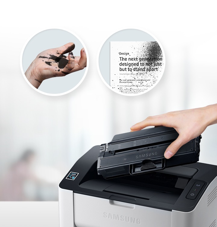 이미지 상단에는 손에 토너가 묻어있는 이미지와 출력물에 토너가 번져 있는 이미지가 왼쪽에서 오른쪽으로 나열되어 있고 이미지 오른쪽 하단에는 오른쪽 위에서 내려본 프린트 이미지와 정품 제품을 손에 들고 있는 정면 이미지가 있습니다.