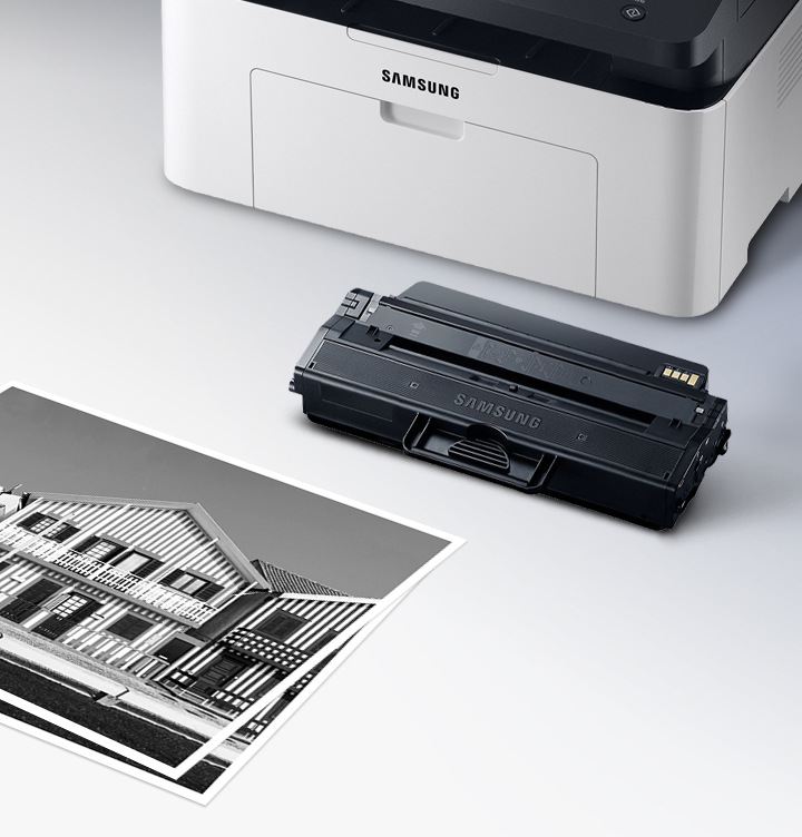 이미지 오른쪽 상단에 프린트 오른쪽에서 바라본 이미지가 있으며 프린트 이미지 오른쪽 하단 부분에 위에서 내려본 토너의 이미지가 있는 이미지 입니다. 토너의 제품 이미지 하단에는 주택의 정면 이미지가 출력된 출력물이 있습니다.