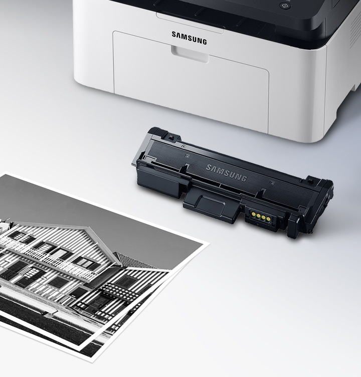 이미지 오른쪽 상단에 프린트 오른쪽에서 바라본 이미지가 있으며 프린트 이미지 오른쪽 하단 부분에 위에서 내려본 토너의 이미지가 있는 이미지 입니다. 토너의 제품 이미지 하단에는 주택의 정면 이미지가 출력된 출력물이 있습니다.