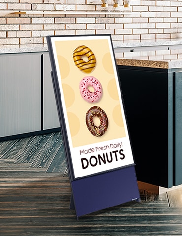 주방에 The Sero 제품이 세로로 놓여있고, 화면속에는 도넛 그림이 보입니다.