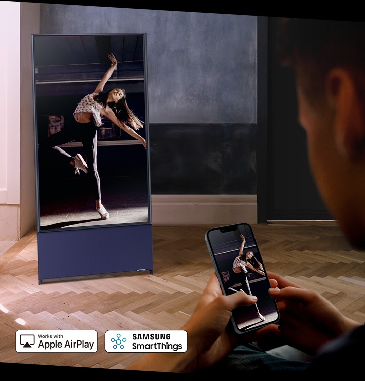 사용자가 스마트폰으로 춤을 추고 있는 장면을 보고 있습니다. 정면에 놓인 The Sero 세로화면에도 동일한 장면이 보이고 하단에는 에어플레이, 스마트씽스 아이콘이 보입니다.