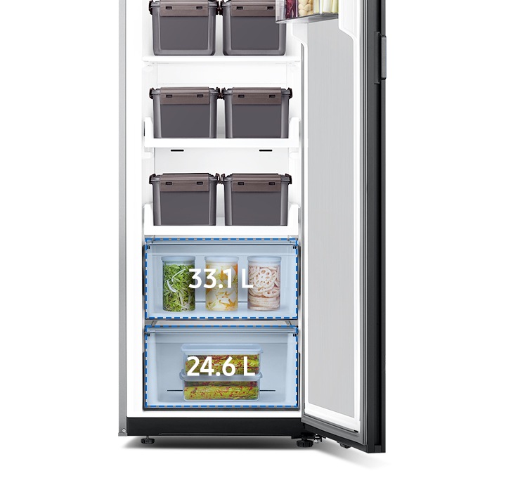 도어가 열린 김치냉장고 하부가 확대된 이미지입니다. 안에는 김치통과 함께 음식들이 담겨진 원기둥 모양의 통, 제일 하단에는 오이 김치가 담긴 반찬통이 보입니다. 제일 하칸은 수납박스 용량이 24.6L, 그 위 상칸은 수납박스 용량 33.1L임을 알려주고 있습니다.