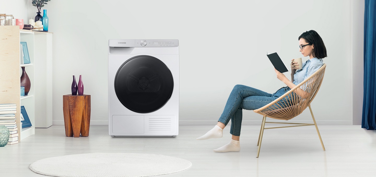 우측에는 독서를 하고 있는 사람이 있고, 좌측에 건조기가 있습니다. 일상생활을 하면서도 건조기가 방해되지않는 것을 이미지로 보여주고 있습니다.