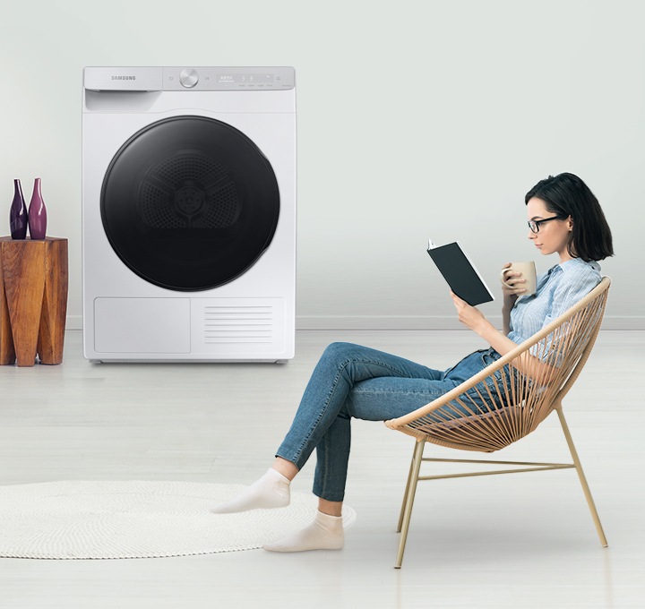 우측에는 독서를 하고 있는 사람이 있고, 좌측에 건조기가 있습니다. 일상생활을 하면서도 건조기가 방해되지않는 것을 이미지로 보여주고 있습니다.