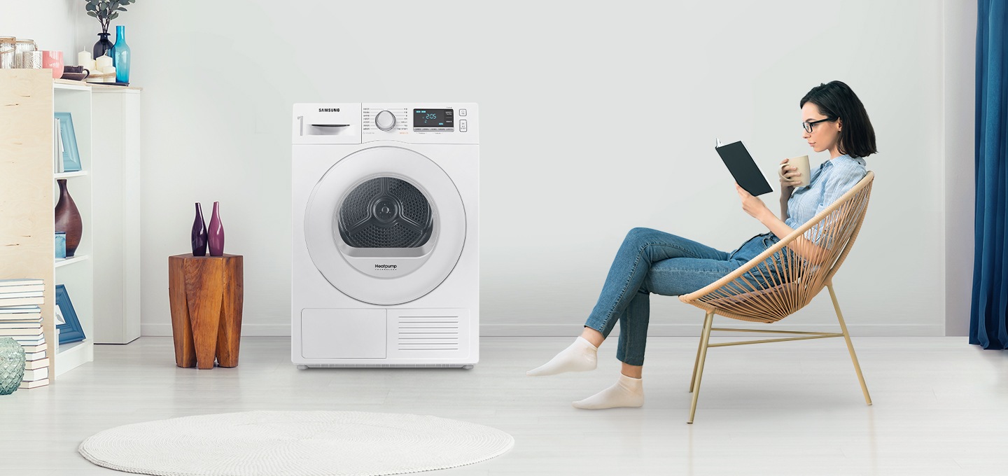 우측에는 독서를 하고 있는 사람이 있고, 좌측에 건조기가 있습니다. 일상생활을 하면서도 건조기가 방해되지않는 것을 이미지로 보여주고 있습니다.