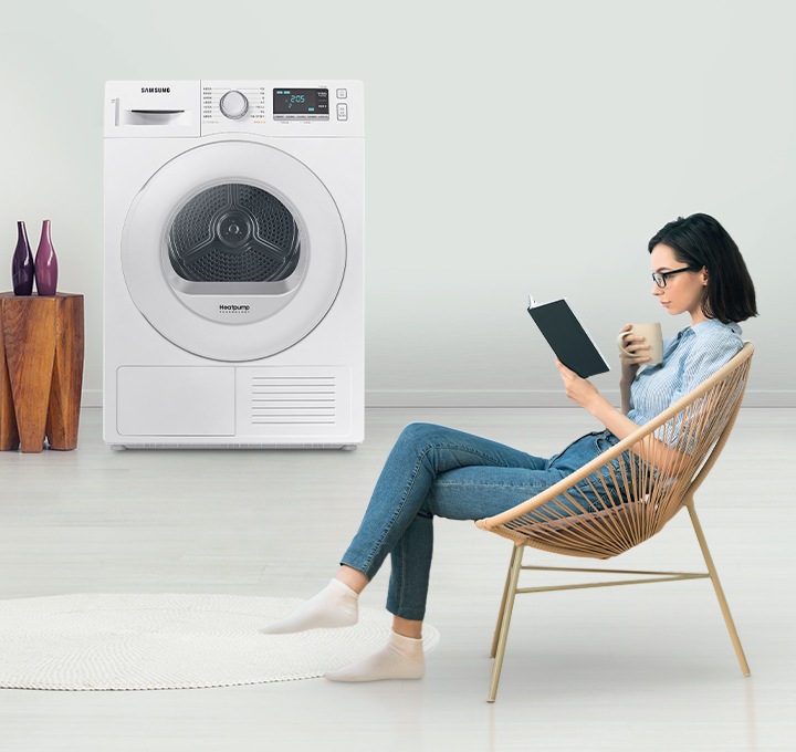 우측에는 독서를 하고 있는 사람이 있고, 좌측에 건조기가 있습니다. 일상생활을 하면서도 건조기가 방해되지않는 것을 이미지로 보여주고 있습니다.