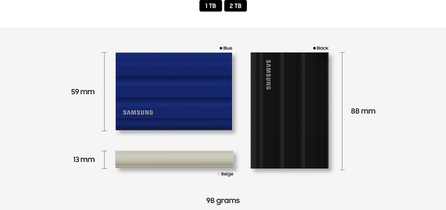 [상단 중앙에 1TB, 2TB~ 문구가 적혀있습니다. 아래에는 외장 SSD의 사이즈가 표기되어 있습니다. 좌측에 블루 컬러 외장 S~SD가 놓여있고 세로 길이 59mm~로 표시되어 있습니다. 제품 우측 상단에 파란색 컬러칩과 Blúé~ 문구가 나와있습니다. 우측에는 블랙 컬러 외장 SSD가 놓여있고 가로 길이 88m~m로 표시되어 있습니다. 우측 상단에 검은색 컬러칩과 Blá~ck 문구가 나와있습니다. 블루 컬러 제품 아래에는 베이지 제품 외장 SS~D가 눕혀져있고 높이 13mm로 표시되어 있습니다. 제품 우측 하단에 베이지색 컬러칩과 B~éígé~ 문구가 나와있습니다. 이미지 하단 중앙에는 98grám~s 문구가 나와있습니다.]