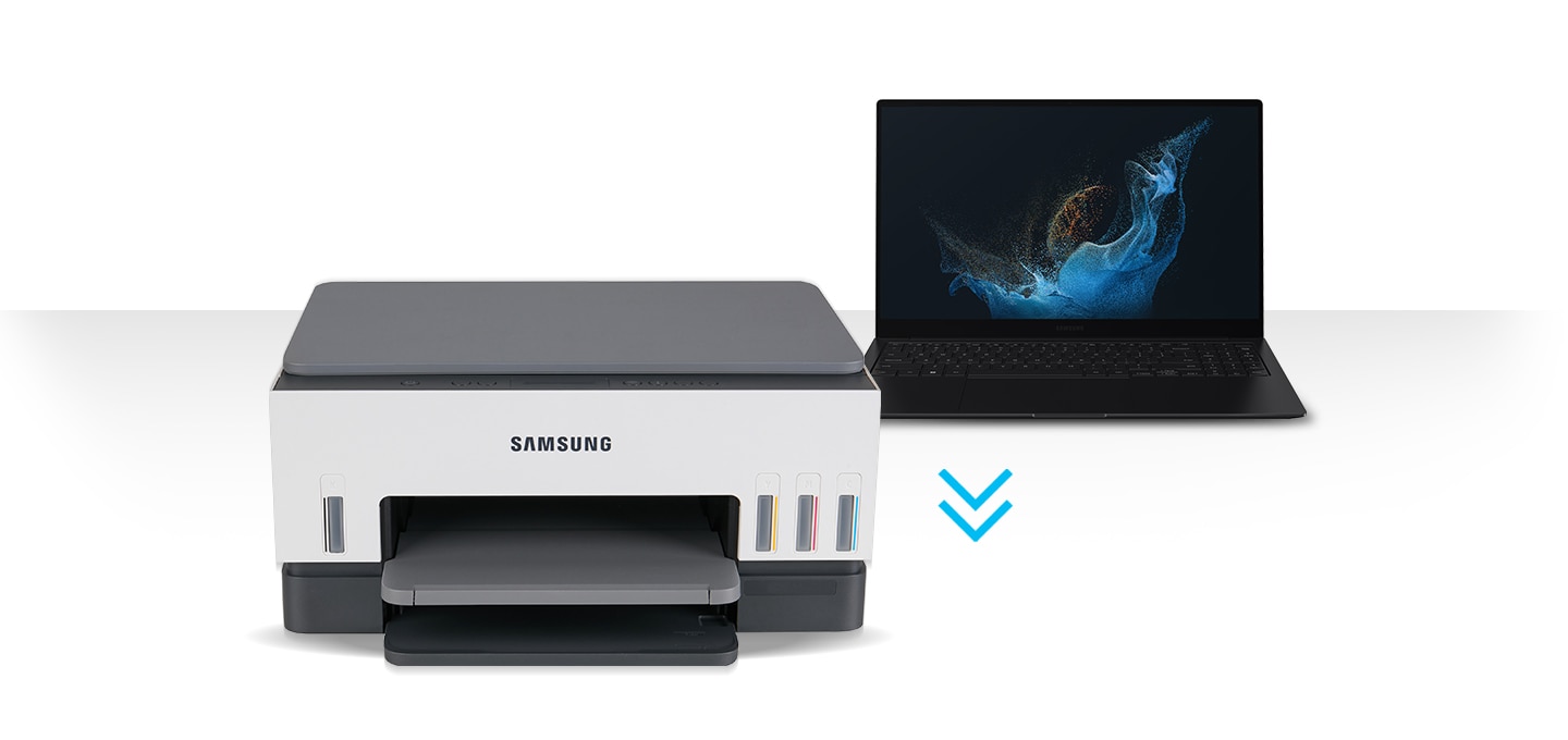 하얀색 배경에 이미지 왼쪽 하단에는 제품의 정면 이미지가 있고 제품 오른쪽 위에는 노트북이 켜져 있습니다. 노트북와 제품 사이에는 아래를 향하는 파란 색상의 화살표가 있습니다.