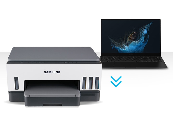 하얀색 배경에 이미지 왼쪽 하단에는 제품의 정면 이미지가 있고 제품 오른쪽 위에는 노트북이 켜져 있습니다. 노트북와 제품 사이에는 아래를 향하는 파란 색상의 화살표가 있습니다.