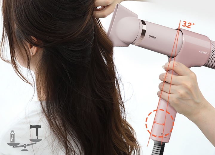 사용자가 유닉스 에어샷T 드라이어를 들고 여성의 머리를 스타일링 하고 있습니다. 3.2도의 각도가 표기되어 있습니다.