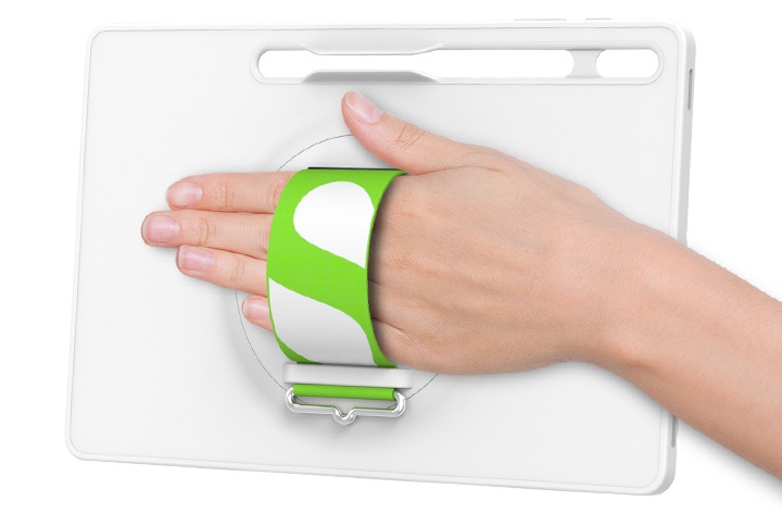 갤럭시 탭 S8 Ultra 스트랩 케이스에 손을 끼워둔 이미지 입니다.