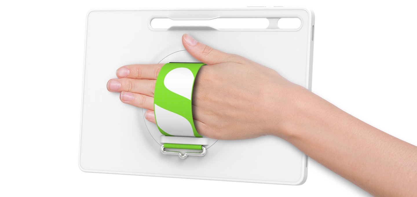 갤럭시 탭 S8 Ultra 스트랩 케이스에 손을 끼워둔 이미지 입니다.