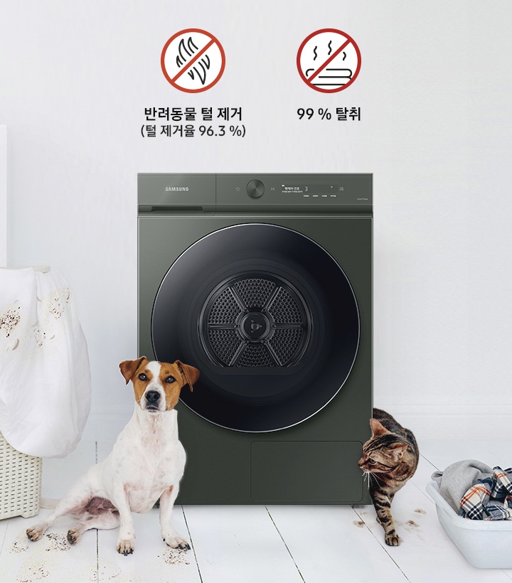 BESPOKE 그랑데 건조기 AI 제품이 놓여져 있습니다. 양쪽으로 고양이와 강아지가 위치해 있고, 반려동물로 인해 더렵혀진 세탁물과 함께 99% 알러젠 제거, 7종 오염 얼룩제거, 99.9%탈취 기능을 보여주고 있습니다.