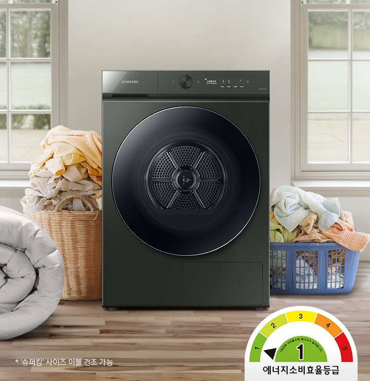 욕실로 보이는 공간에 삼성 그랑데 건조기 AI 제품이 놓여져 있습니다. 왼쪽 선반에는 수건이 쌓여져 있고 그 밑에는 바구니가 있습니다.
