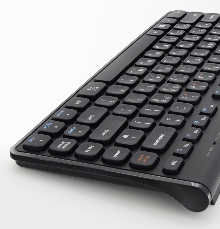 고급스러운 하이그로시 테두리 표면이 적용된 스타일리쉬한 키보드 상판이 보입니다.