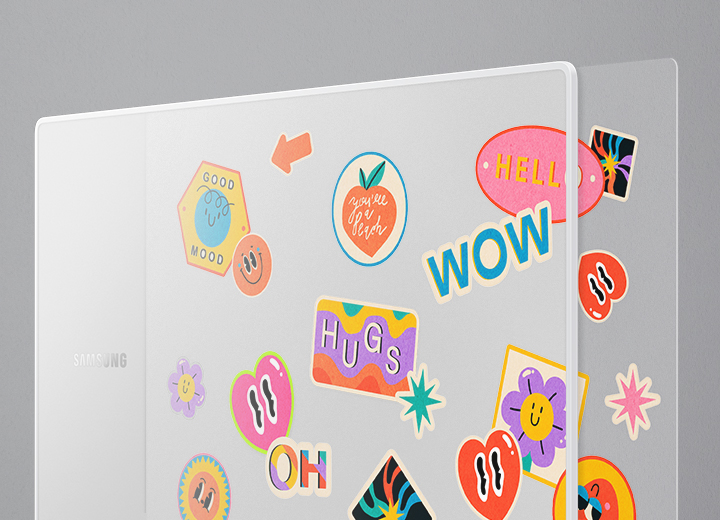 갤럭시 북2 Pro 클리어 커스텀 커버에 투명 시트를 추가해 꾸며진 모습이 보입니다.