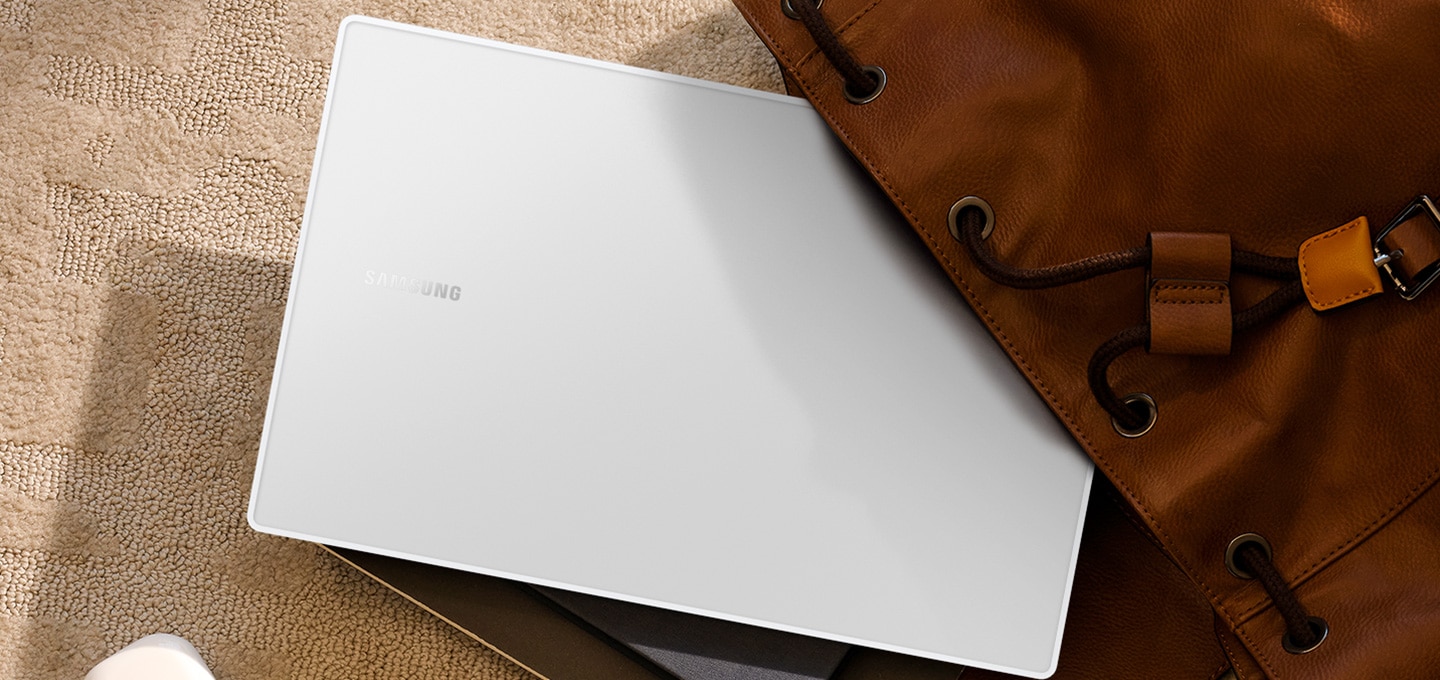 갤럭시 북2 Pro 클리어 커스텀 커버가 씌워진 모습이 보입니다.