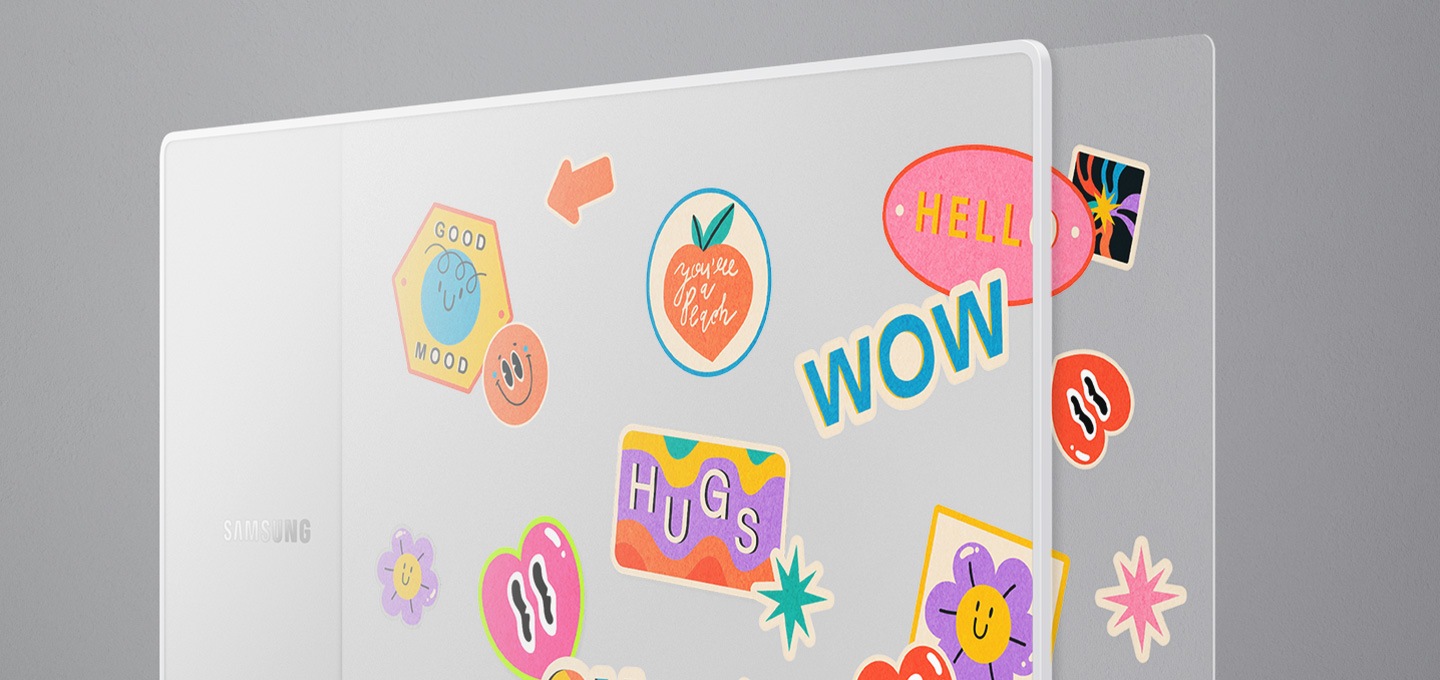 갤럭시 북2 Pro 클리어 커스텀 커버에 투명 시트를 추가해 꾸며진 모습이 보입니다.