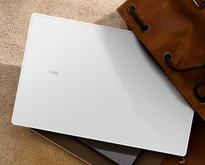 갤럭시 북2 Pro 클리어 커스텀 커버가 씌워진 모습이 보입니다.