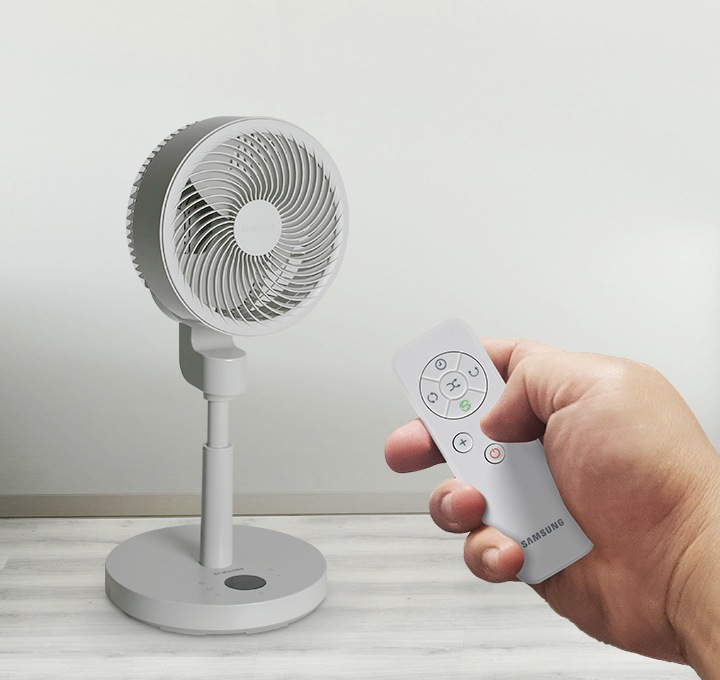 가운데 선풍기가 있고 좌측에 선풍기 뒤편의 리모컨을 보여줍니다. 화면 우측에선 손으로 리모컨을 통해 선풍기를 조작하고 있습니다.