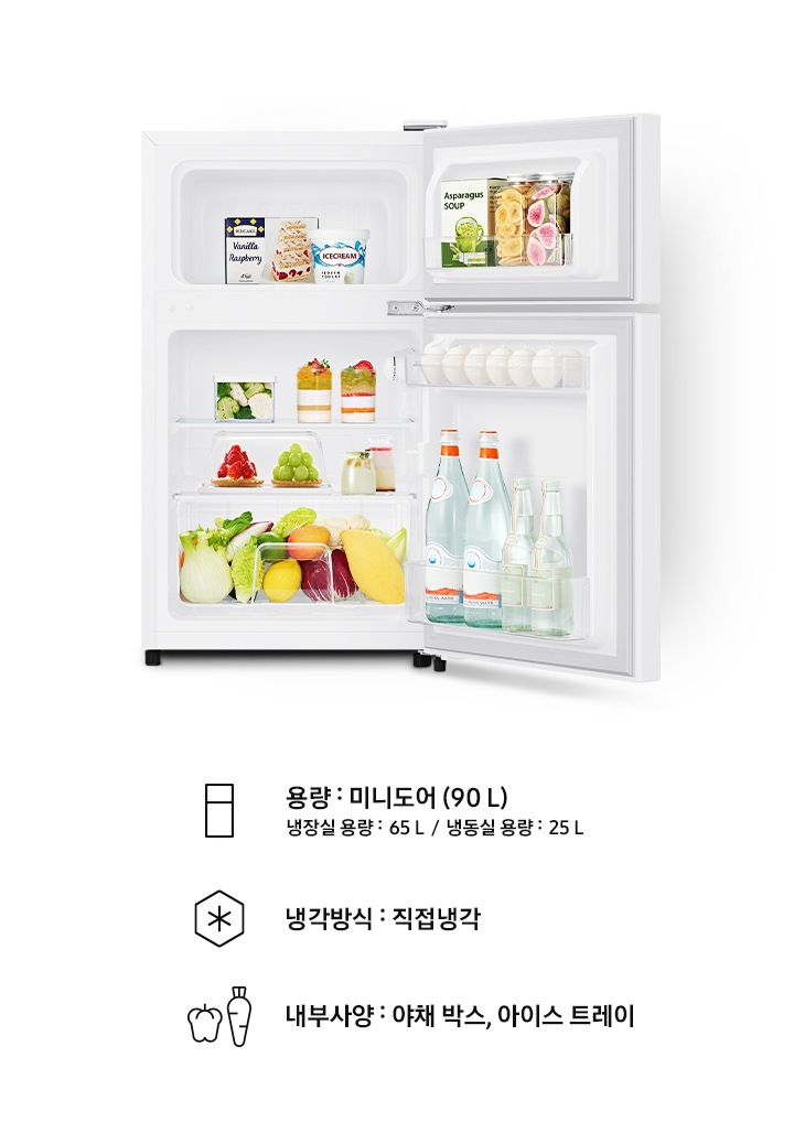 좌측에 용량:미니도어(90L), 냉장실 용량:65L,냉동실 용량:25L 문구와 냉장고 아이콘, 냉각방식:직접냉각 문구와 얼음 아이콘, 내부사양:야채 박스, 아이스트레이 문구와 피망/당근 아이콘이 나와있습니다. 우측 이미지는 일반냉장고 상하칸이 모두 오픈되어 있고 음료와 푸드가 들어있는 이미지입니다