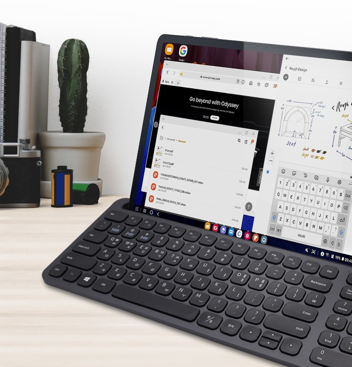 무선키보드에 타블랫PC가 장착되어 있는 모습을 보여주고 있다.