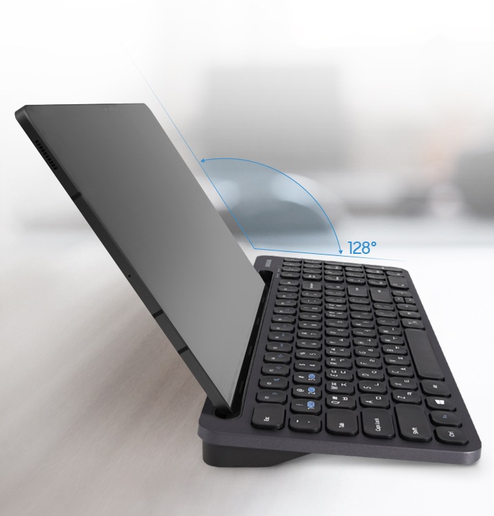 다양한 크기의 기기를 편안한 각도로 거치하여 사용하는 모습을 보여주고 있습니다.