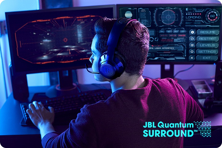 남성이 JBL QUANTUM 350 무선 게이밍 헤드셋 쓰고 앞에 두개의 모니터로 게임을 즐기고 있습니다. 우측 하단에는 JBL QUANTNM SURROUND 로고가 있습니다. 