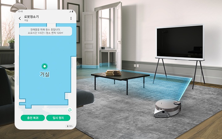 회색 바닥의 거실에 탁자와 티비가 놓여져 있는 배경에 BESPOKE 제트 봇 AI SE가 라이다 센서를 이용하여 스캔하는 모습을 연출하였습니다.화면 왼쪽에는 전용 앱 화면에 거실 공간을 맵핑하는 모습이 보입니다. 로봇청소기 UI 거실 인식 장애물을 피해 청소 중입니다. 소요시간 1시간 청소 면적 120㎡ / 청소기 위치는 거실 하단 조작 버튼 왼쪽 충전 복귀, 오른쪽 일시 정지
