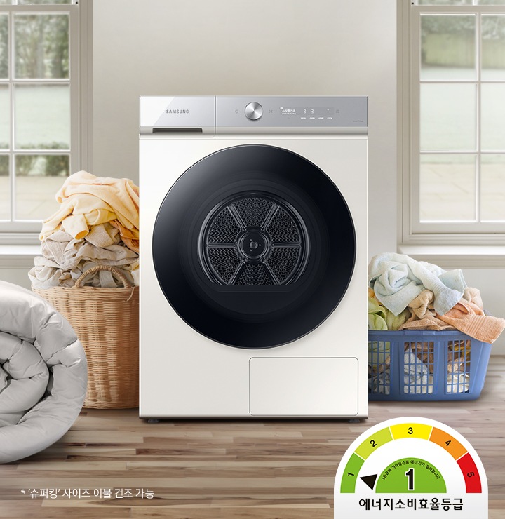 욕실로 보이는 공간에 삼성 그랑데 건조기 AI 제품이 놓여져 있습니다. 왼쪽 선반에는 수건이 쌓여져 있고 그 밑에는 바구니가 있습니다.