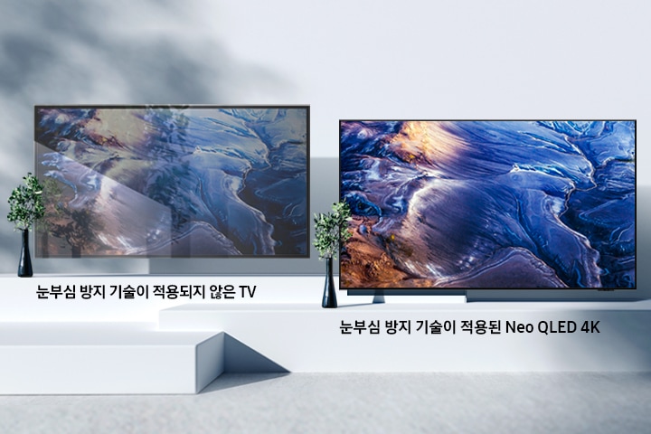 Neo QLED가 아닌  TV와 Neo QLED 4K의 빛 번짐 모습을 비교하여 보여주고 있습니다. Neo QLED 4K는 빛반사가 없습니다.