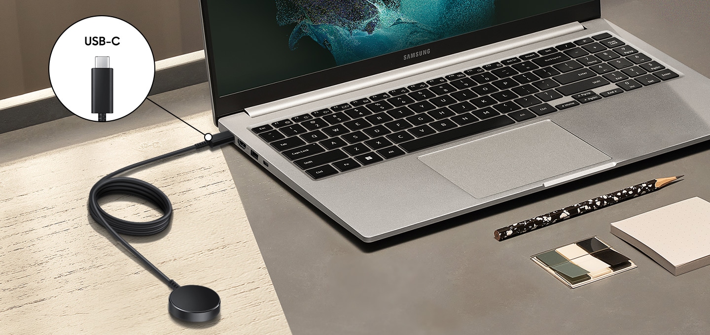갤럭시 워치 고속 충전독이 노트북에 연결되어 있습니다. USB-C 케이블임을 알려주는 자막이 있습니다.