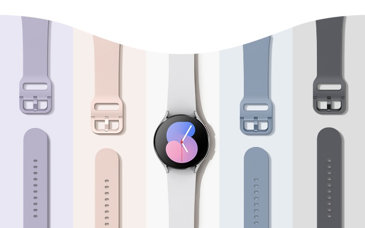 갤럭시 워치5 스포츠 스트랩 전색상이 나열 되어있고 가운데에 갤럭시 워치를 장착한 하얀색 스트랩이 있습니다.